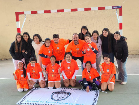 Jugadoras de Athletic Futsal celebrando juntas